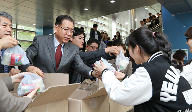 “간식 받고, A+ 받자!” 간식을 부탁해∼